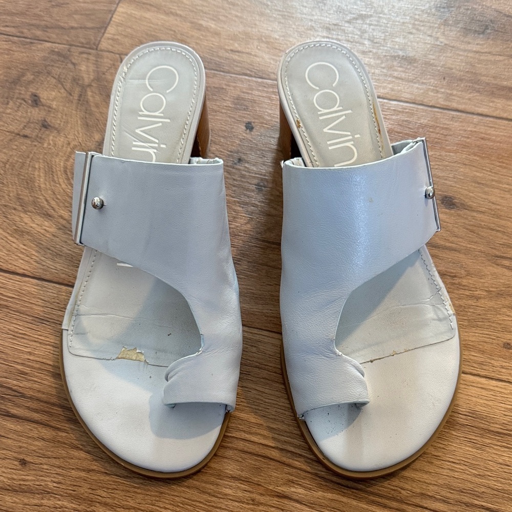 Calvin Klein Light Gray Leather Toe-Loop Mule Sandals